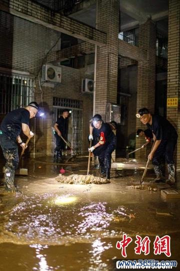 洪峰过境广西柳州各方连夜接力清淤